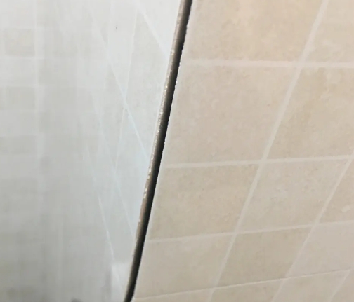 陆河瓷砖空鼓维修公司分享阳台瓷砖脱落的修复过程可以分为以下几个步骤