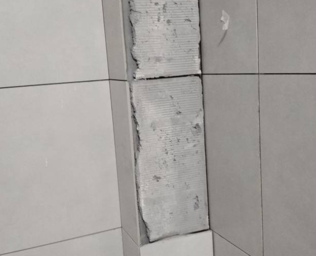 陆河瓷砖空鼓维修公司分享下瓷砖施工前基层浇水润湿程度不足，可能导致以下问题